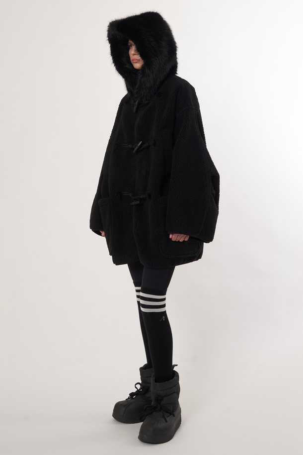 AW52OT02_페이크 라쿤 후드 아우터_블랙은 여성용 후드 아우터로, 겨울철 캐주얼 스타일을 연출하기에 적합합니다. 전체적으로 무지 디자인에 오버핏으로 제작되었으며, 두꺼운 두께감과 부드러운 촉감의 인조가죽, 폴리에스테르 혼방 소재를 사용하여 보온성을 높였습니다. 긴 소매와 집업 여밈 방식이 특징이며, 페이크 라쿤 퍼 후드 장식과 안감 퍼 디테일이 고급스러운 분위기를 더합니다. 출근룩과 모임룩은 물론, 미니멀, 시크 스타일을 즐겨 입는 분들께 추천합니다.
