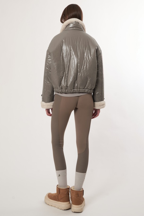 AW52JP01 퍼 패치 패딩점퍼는 여성용 다크베이지 컬러의 캐주얼 패딩 점퍼입니다. 겨울철 일상 및 출근, 여행룩에 적합하며, 부드러운 촉감의 폴리에스테르 소재로 제작되었습니다. 레귤러 핏에 레귤러 기장으로, 집업 스타일이며 퍼 디테일과 안감으로 보온성을 높였습니다. 패치워크 패턴이 돋보이는 디자인으로, 미니멀, 클래식 스타일을 선호하는 분들께 추천합니다.
