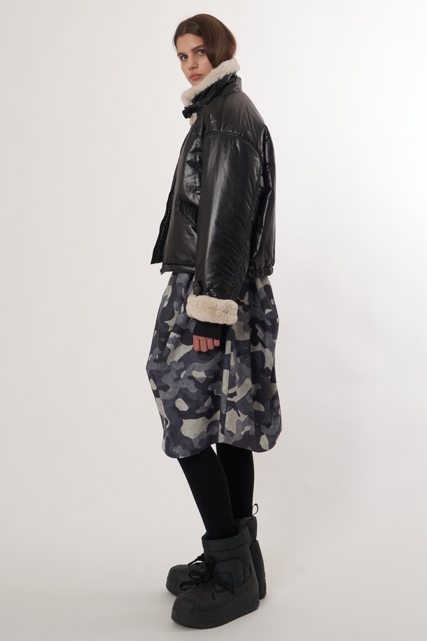 AW52JP01 퍼 패치 패딩점퍼_블랙은 여성 겨울철 캐주얼 스타일을 위한 패딩 점퍼입니다. 부드러운 촉감의 나일론 소재로 제작되었으며, 두꺼운 두께감으로 뛰어난 보온성을 제공합니다. 레귤러핏으로 편안하게 착용 가능하며, 집업 스타일로 간편하게 여밀 수 있습니다. 블랙 컬러에 패치워크 패턴이 적용되어 밋밋함을 덜고 개성 있는 포인트를 더했습니다. 안감과 아우터의 퍼 디테일이 고급스러움을 더하는, 데일리룩에 활용하기 좋은 아이템입니다.
