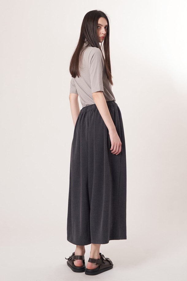 AU52PT33 F 와이드 크롭 팬츠_멜란지그레이는 남녀 모두 착용 가능한 캐주얼 스타일의 와이드 크롭 팬츠입니다. 멜란지그레이 컬러의 무지 디자인으로, 봄, 여름, 가을 계절에 활용하기 좋습니다. 부드러운 촉감의 폴리에스테르, 레이온, 폴리우레탄 혼방 소재로 제작되어 편안한 착용감을 제공합니다. 허리 드로우스트링과 밴딩 처리로 편안함을 더했으며, 데일리룩, 동네 마실룩, 여행룩 등 다양한 TPO에 맞춰 미니멀한 스타일을 연출할 수 있습니다. 루즈핏으로 여유로운 실루엣을 선사하는 얇은 두께의 크롭 팬츠입니다.
