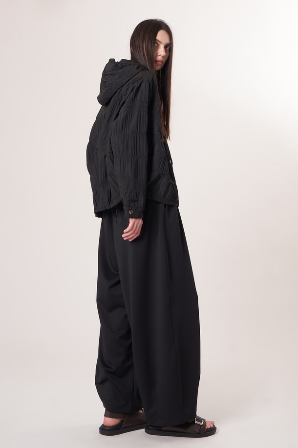 AU52PT39 더블 테크 와이드 팬츠_블랙은 미니멀, 클래식, 시크 스타일을 추구하는 고객을 위한 사계절용 와이드 팬츠입니다. 밴딩 처리되어 편안한 착용감을 제공하며, 일상과 출근룩, 모임룩 등 다양한 TPO에 활용하기 좋습니다. 부드러운 촉감의 폴리에스테르, 폴리우레탄 혼방 소재로 제작되었으며, 두꺼운 두께감과 루즈핏으로 안정적인 핏을 연출합니다. 더블 레이어드 기능성 원단과 압축 가공, 앞면 플리츠 디테일, 드로우스트링 디자인이 특징입니다.
