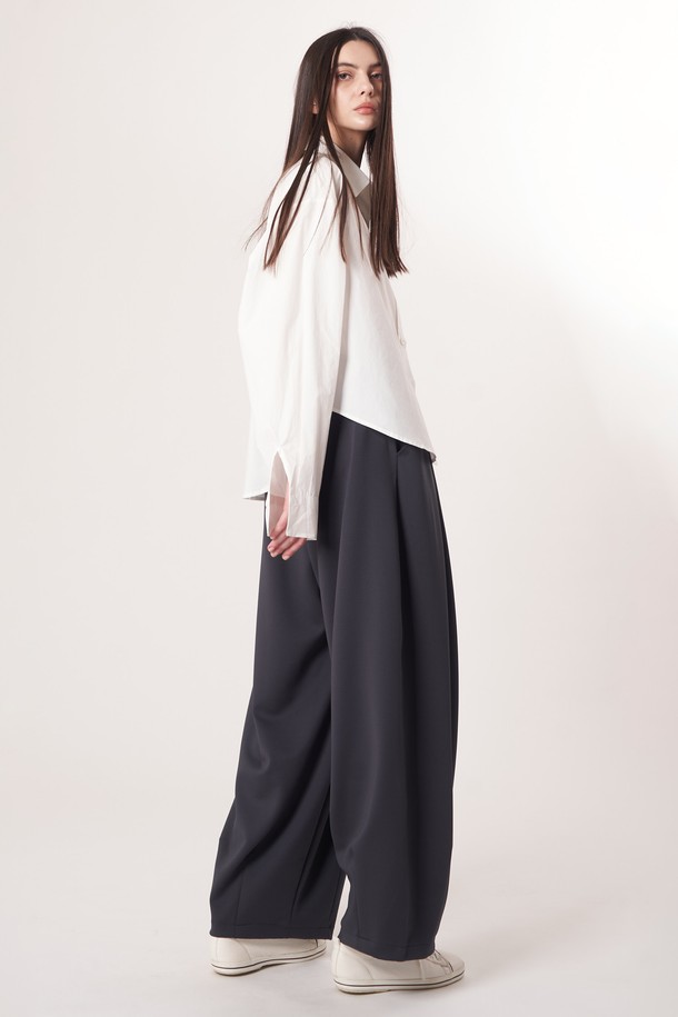 AU52PT39 더블 테크 와이드 팬츠_다크그레이는 미니멀, 스포티, 클래식 스타일을 아우르는 여성용 와이드 팬츠입니다. 사계절 착용 가능하며, 출근룩과 여행룩에 모두 잘 어울립니다. 다크그레이 컬러의 무지 디자인으로, 더블 레이어드 기능성 원단과 압축 가공 소재를 사용하여 두께감 있는 부드러운 촉감을 선사합니다. 밴딩 처리된 허리와 앞면 턱 디테일, 드로우스트링, 트랙팬츠 스타일이 특징이며 루즈핏으로 편안하게 착용할 수 있습니다.
