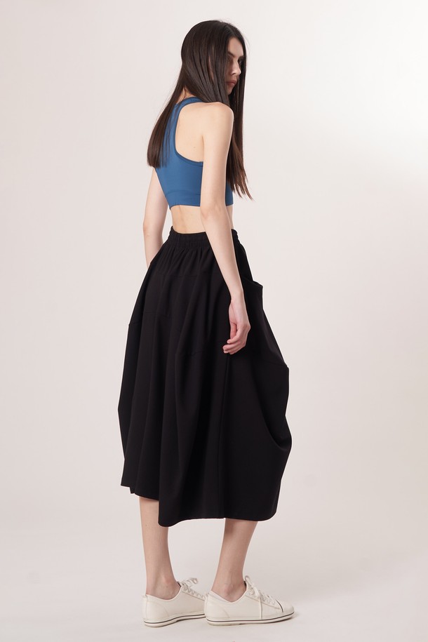 AW52PT31 W_테크플레어 팬츠는 여성용 테크플레어 팬츠로, 스포티하면서도 캐주얼한 스타일을 연출합니다. 블랙과 터쿼이즈 블루 두 가지 색상으로 제공되며, 사계절 내내 착용 가능합니다. 릴랙스핏 플레어 디자인에 신축성 있는 폴리에스터, 레이온, 폴리우레탄 혼방 소재로 제작되어 부드러운 촉감을 선사합니다. 허리 밴딩과 드로우스트링으로 편안한 착용감을 제공하며, 레깅스 위에 레이어드하여 다양한 스타일을 연출할 수 있습니다. 무지 디자인으로 미니멀한 매력을 더한 긴 기장의 바지입니다.
