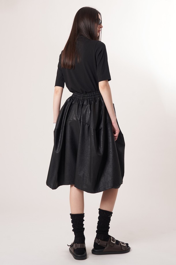 AW52PT32 레더 이펙트 플레어 팬츠_블랙은 부드러운 촉감의 폴리우레탄과 레이온 혼방 소재로 제작되어 가을, 겨울에 착용하기 좋은 여성용 레더 팬츠입니다. 모던한 스타일의 이 바지는 레더 이펙트 소재와 자연스러운 주름 텍스처가 특징이며, 릴랙스 핏의 플레어 디자인으로 입체적인 볼륨감을 선사합니다. 일상, 데이트룩, 모임룩 등 다양한 TPO에 활용 가능하며 시크, 미니멀, 클래식 스타일을 연출하기 좋습니다. 편안한 길이감으로 활동성을 높인 긴 기장의 무지 블랙 컬러 레더 팬츠입니다.
