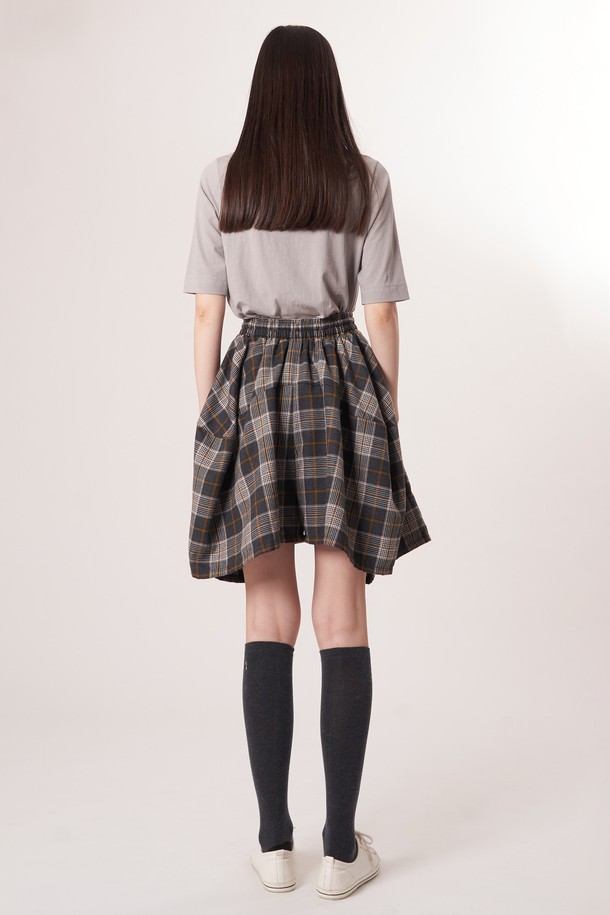 AW52PS33 체크 볼륨 G 쇼츠_브라운은 여성용 쇼츠로, 브라운과 라이트 그레이 색상으로 제공됩니다. 봄, 여름 계절에 어울리는 스포티하면서도 클래식한 스타일의 제품입니다. 플레어 바지핏과 볼륨 핏으로 여성스러운 실루엣을 연출하며, 입체적인 커팅 라인과 체크 패턴이 특징입니다. 신축성 있는 블루머 안감이 있어 안정적인 착용감을 선사하며, 데이트룩이나 쇼핑룩에 적합합니다. 폴리에스테르 소재로 제작되었으며, 밴딩 및 드로우스트링으로 편안하게 착용할 수 있습니다.
