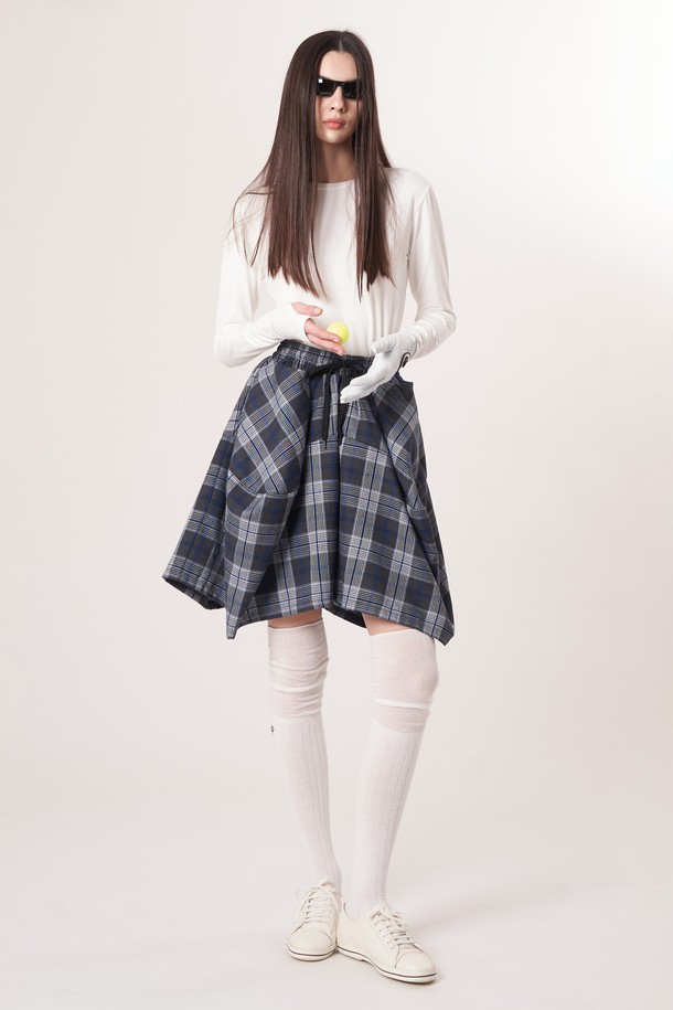 AW52PS33 체크 볼륨 G 쇼츠_블루는 시원한 블루 컬러와 체크 패턴이 돋보이는 여성 쇼츠입니다. 넓은 와이드 핏과 플레어스커트처럼 볼륨감 있는 디자인으로, 스포티하면서도 캐주얼한 스타일을 연출합니다. 활동성을 높이는 3차원 입체 커팅과 드로우스트링 디테일이 특징이며, 안감으로 언더블루머가 있어 편안하게 착용할 수 있습니다. 여름철 휴가, 리조트, 피트니스 등 다양한 TPO에 활용하기 좋은 아이템입니다.
