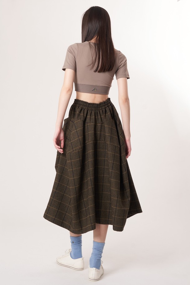 AW52PT34 윈터체크 테크플레어 팬츠_다크브라운은 겨울철 따뜻함과 스타일을 동시에 잡을 수 있는 여성 플레어 팬츠입니다. 다크 브라운 컬러의 헤링본 또는 체크 패턴으로 클래식, 레트로 무드를 연출하며, 넉넉한 루즈핏과 긴 기장으로 다양한 체형을 커버합니다. 울과 폴리에스테르 혼방 소재로 제작되어 부드러운 촉감을 선사하며, 두께감 있는 원단이 겨울철에도 따뜻하게 착용 가능합니다. 드로우스트링 허리 밴딩으로 편안한 착용감을 제공하며, 레깅스와 레이어드하여 더욱 따뜻하게 연출할 수 있습니다. 겨울 데일리룩, 오피스룩, 모임룩 등 다양한 TPO에 활용할 수 있는 실용적인 아이템입니다.
