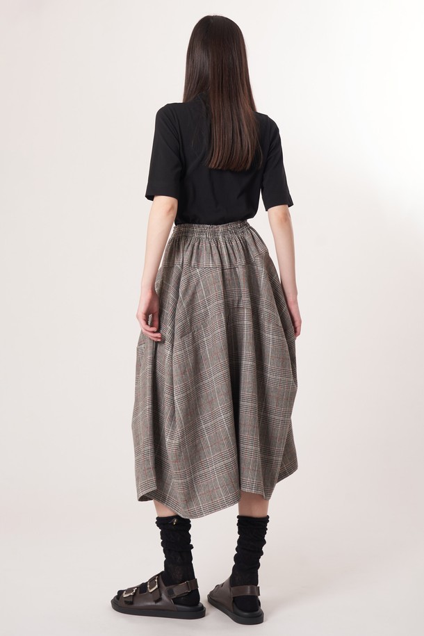 AW52PT34 윈터체크 테크플레어 팬츠_그레이는 겨울철 데일리룩을 위한 여성 플레어 팬츠입니다. 클래식과 레트로, 스트릿 무드를 모두 담아낸 디자인으로, 울과 폴리에스테르 혼방의 두꺼운 소재로 제작되어 따뜻함을 선사합니다. 헤링본 체크 패턴이 돋보이며, 드로우스트링 허리 밴딩으로 편안한 착용감을 제공합니다. 레깅스와 함께 레이어드하여 더욱 따뜻하고 스타일리시하게 연출할 수 있으며, 모빌리티를 고려한 커팅으로 활동성 또한 놓치지 않았습니다. 그레이와 다크브라운 두 가지 색상으로 만나보세요.
