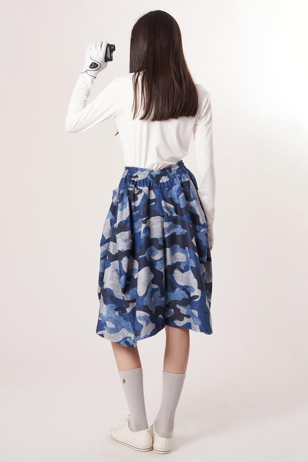 AW52PT35 카모 플레어 팬츠_블루는 여성용 플레어 팬츠로, 캐주얼 및 스트릿 스타일을 연출하기 좋습니다. 사계절 내내 착용 가능하며, 루즈핏으로 편안한 착용감을 제공합니다. 블루 컬러에 카모 패턴이 더해져 개성 있는 스타일을 완성하며, 허리 부분은 밴딩 처리와 드로우스트링으로 조절 가능합니다. 일상복은 물론, 동네 마실룩이나 여행룩으로도 활용하기 좋은 아이템입니다. 폴리에스테르 소재로 제작되어 부드러운 촉감을 느낄 수 있습니다.
