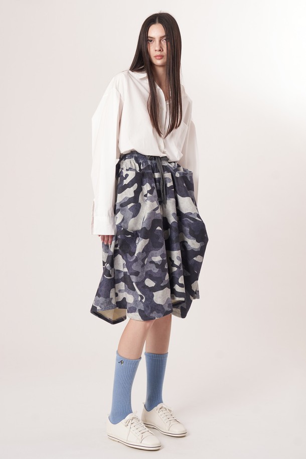 AW52PT35 카모 플레어 팬츠_블랙은 캐주얼, 미니멀, 레트로 스타일을 모두 아우르는 여성용 플레어 팬츠입니다. 부드러운 촉감의 폴리에스테르 소재로 제작되었으며, 허리 밴딩과 스트링으로 편안한 착용감을 선사합니다. 사계절 내내 활용 가능한 루즈핏 긴바지로, 카모 패턴과 코듀로이 텍스처, 브러쉬드 마감으로 포인트를 더했습니다. 동네 마실룩이나 여행룩에 적합하며, 블랙 컬러로 어떤 상의와도 쉽게 매치할 수 있습니다.
