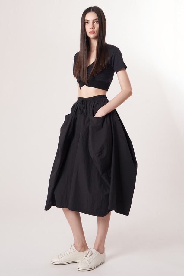 AW52PT36 테크플레어 팬츠_블랙은 여성용 바지로, 스포티, 스트리트, 미니멀 스타일을 넘나드는 활용성을 자랑합니다. 사계절 내내 착용 가능하며, 가볍고 부드러운 나일론, 면 혼방 소재로 제작되어 편안한 착용감을 선사합니다. 허리에는 드로우스트링 밴딩이 있어 사이즈 조절이 용이하며, 루즈핏 플레어 디자인과 아방가르드한 커팅 라인이 돋보입니다. 레깅스 레이어링이 가능하며, 동네 마실룩, 여행룩 등 다양한 TPO에 맞춰 활용할 수 있습니다.
