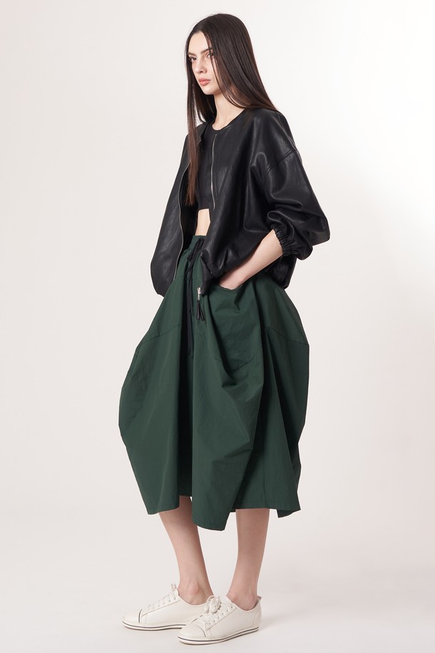 AW52PT36 테크플레어 팬츠_다크그린은 스포티, 스트리트, 캐주얼 스타일을 아우르는 테크플레어 팬츠입니다. 나일론과 면 혼방 소재로 제작되어 부드러운 촉감을 제공하며, 사계절 내내 활용 가능합니다. 루즈핏 플레어 디자인에 밴딩 허리, 드로우스트링으로 편안한 착용감을 선사하며 활동성을 높였습니다. 바이오 가공 처리로 구김이 적어 관리가 용이하고, 레이어링하여 다양한 스타일 연출이 가능합니다. 다크 그린 컬러의 해체주의 패턴이 돋보이는 개성 있는 디자인입니다.
