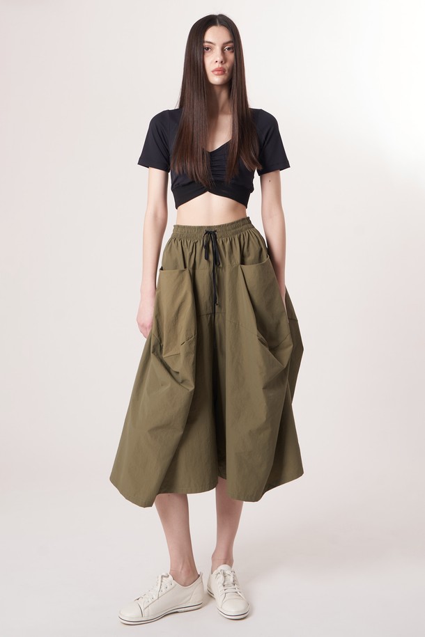 AW52PT36 테크플레어 팬츠_카키는 여성용 바지로, 스포티, 스트릿, 미니멀한 스타일을 연출하기 좋습니다. 가볍고 부드러운 나일론과 면 혼방 소재로 제작되어 사계절 내내 편안하게 착용할 수 있습니다. 루즈핏 플레어 디자인에, 드로우스트링과 해체주의 패턴으로 포인트를 더했으며, 바이오 가공을 거쳐 부드러운 촉감을 자랑합니다. 여행룩, 산책룩 등 다양한 TPO에 활용 가능하며, 가볍고 휴대성이 뛰어나 실용적입니다.
