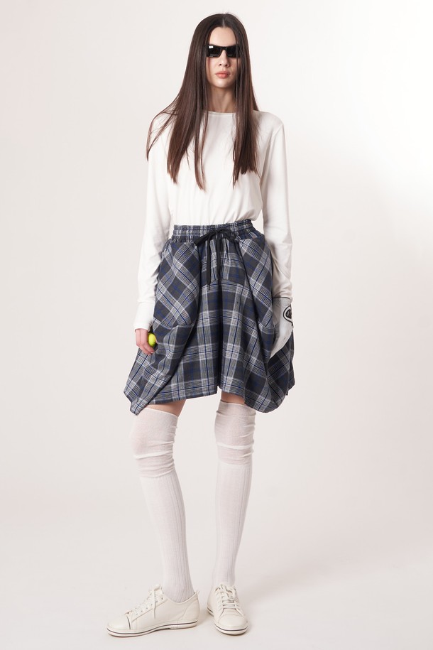 AW52TL01 베이스 레이어 탑_오프화이트는 운동 및 일상에서 활용하기 좋은 여성용 베이스 레이어 탑입니다. 부드러운 촉감의 폴리에스테르, 폴리우레탄 혼방 소재로 제작되어 흡습, 속건 기능과 뛰어난 신축성을 자랑합니다. 얇은 두께감과 슬림핏 디자인으로 활동성을 높였으며, 라운드넥과 긴 소매, 소매 끝단 슬릿 디자인으로 편안함과 스타일리시함을 동시에 잡았습니다. 미니멀한 디자인과 오프화이트 컬러가 어떤 룩에도 자연스럽게 어울리며, 피트니스, 러닝, 요가/필라테스 등 다양한 TPO에 적합합니다. 브러쉬드 텍스처로 부드러운 착용감을 선사합니다.
