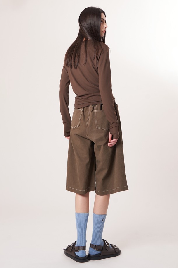 AW52TL01 베이스 레이어 탑_브라운은 겨울, 가을 시즌에 적합한 슬림핏 긴소매 베이스 레이어 탑입니다. 부드러운 촉감의 브러쉬드 폴리에스터, 폴리우레탄 혼방 소재로 제작되어 보온성과 신축성이 뛰어나며, 속건 기능으로 쾌적함을 유지합니다. 라운드넥 디자인에 소매 끝단 슬릿과 손등을 덮는 디자인으로 활동성을 더했습니다. 미니멀하고 스포티한 스타일로, 운동 시에는 피트니스룩으로, 일상에서는 겨울 데일리룩으로 활용하기 좋습니다. 다크브라운 컬러 옵션이 있습니다.
