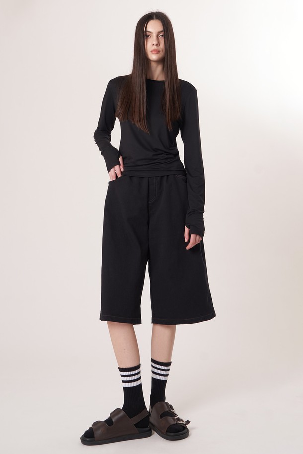 AW52TL01 베이스 레이어 탑_블랙은 겨울철 운동 및 일상에서 활용하기 좋은 베이스 레이어 탑입니다. 부드러운 촉감의 기모 안감과 두꺼운 두께로 보온성을 높였으며, 폴리에스터 및 폴리우레탄 혼방 소재로 신축성을 강화하여 활동성을 높였습니다. 슬림핏 디자인으로 깔끔한 실루엣을 연출하며, 손등을 덮는 소매 끝단 슬릿 디자인으로 포인트를 더했습니다. 미니멀, 스포티, 캐주얼 스타일을 모두 소화 가능하며, 러닝룩, 피트니스룩, 겨울 데일리룩에 적합합니다.
