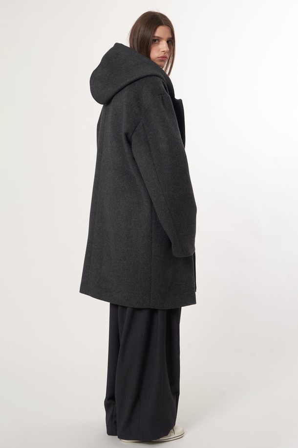 AU52CT01 더블 후드 코트_차콜은 캐주얼, 클래식, 미니멀 스타일을 아우르는 남녀 공용 코트입니다. 울 소재로 제작되어 부드러운 촉감을 선사하며, 가을과 겨울에 따뜻하게 착용할 수 있습니다. 롱 기장의 오버핏 디자인에 더블 버튼 여밈 방식을 적용하여 멋스러운 실루엣을 연출합니다. 차콜 컬러의 무지 디자인과 후드 디테일이 돋보이며, 출근룩으로도 활용하기 좋습니다. 긴 소매 기장과 두꺼운 두께감으로 보온성을 높였습니다.
