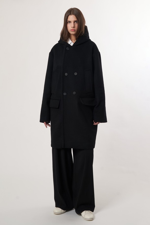 AU52CT01 더블 후드 코트_블랙은 여성용 후드 코트입니다. 가을과 겨울에 착용하기 좋으며, 캐주얼하고 베이직한 스타일을 연출합니다. 롱 기장에 오버핏으로 디자인되었으며, 더블 버튼 여밈 방식의 더블 코트입니다. 울 소재로 제작되어 두꺼운 두께감을 자랑하며, 출근룩이나 모임룩에 활용하기 좋습니다. 캐주얼, 클래식, 미니멀 스타일을 즐겨 입는 분들께 추천합니다.
