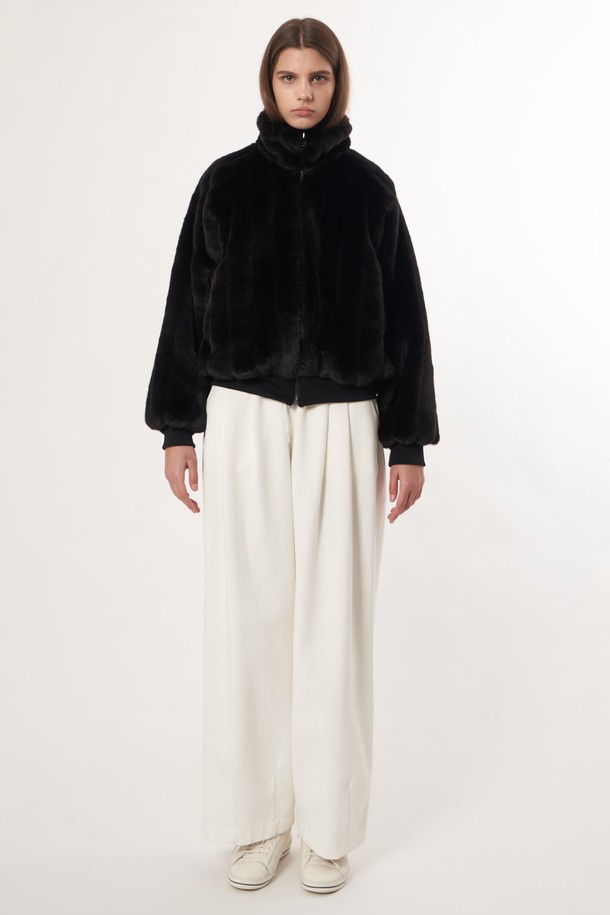 AW52OT03 리버시블 밍크 점퍼_블랙은 여성용 점퍼로, 가을과 겨울에 착용하기 좋은 보온성이 뛰어난 제품입니다. 부드러운 촉감의 밍크 소재로 제작되어 편안한 착용감을 선사하며, 레귤러 핏과 긴 소매 기장으로 디자인되었습니다. 블랙 컬러의 무지 디자인은 베이직하고 클래식한 스타일을 연출하며, 집업 여밈 방식과 리버시블 코트 타입으로 실용성을 더했습니다. 미니멀한 스타일을 선호하는 분들께 추천하는 아이템입니다.
