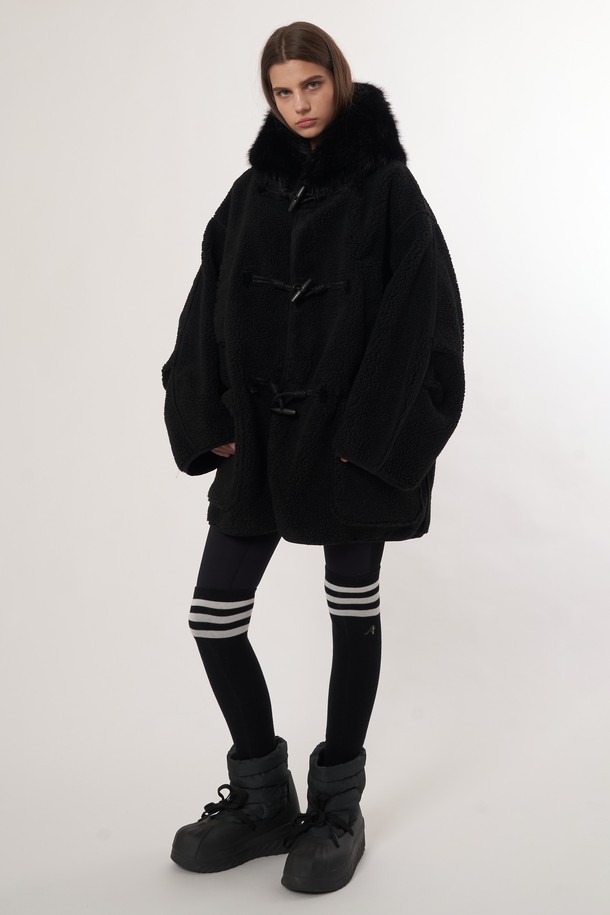 AW52OT02_페이크 라쿤 후드 아우터_블랙은 여성용 후드 아우터로, 겨울철 캐주얼 스타일을 연출하기에 적합합니다. 전체적으로 무지 디자인에 오버핏으로 제작되었으며, 두꺼운 두께감과 부드러운 촉감의 인조가죽, 폴리에스테르 혼방 소재를 사용하여 보온성을 높였습니다. 긴 소매와 집업 여밈 방식이 특징이며, 페이크 라쿤 퍼 후드 장식과 안감 퍼 디테일이 고급스러운 분위기를 더합니다. 출근룩과 모임룩은 물론, 미니멀, 시크 스타일을 즐겨 입는 분들께 추천합니다.
