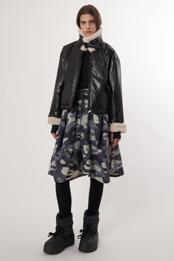 AW52JP01 퍼 패치 패딩점퍼_블랙은 여성 겨울철 캐주얼 스타일을 위한 패딩 점퍼입니다. 부드러운 촉감의 나일론 소재로 제작되었으며, 두꺼운 두께감으로 뛰어난 보온성을 제공합니다. 레귤러핏으로 편안하게 착용 가능하며, 집업 스타일로 간편하게 여밀 수 있습니다. 블랙 컬러에 패치워크 패턴이 적용되어 밋밋함을 덜고 개성 있는 포인트를 더했습니다. 안감과 아우터의 퍼 디테일이 고급스러움을 더하는, 데일리룩에 활용하기 좋은 아이템입니다.
