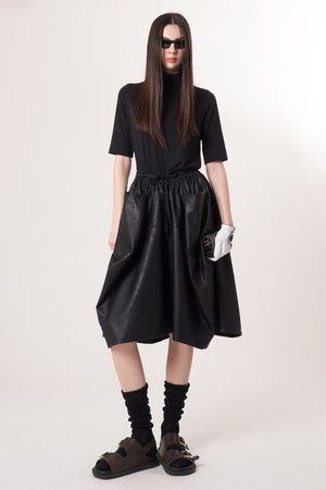 AW52PT32 레더 이펙트 플레어 팬츠_블랙