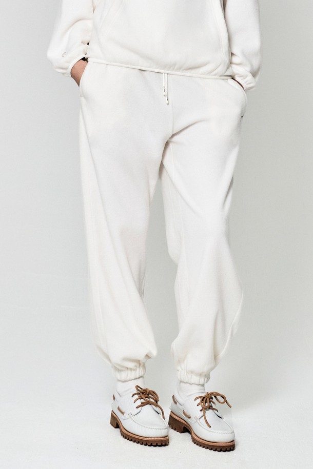 GOALSTUDIO - 캐주얼팬츠 - ESSENTIAL EMBROIDERY FLEECE JOGGER-OFF WHITE