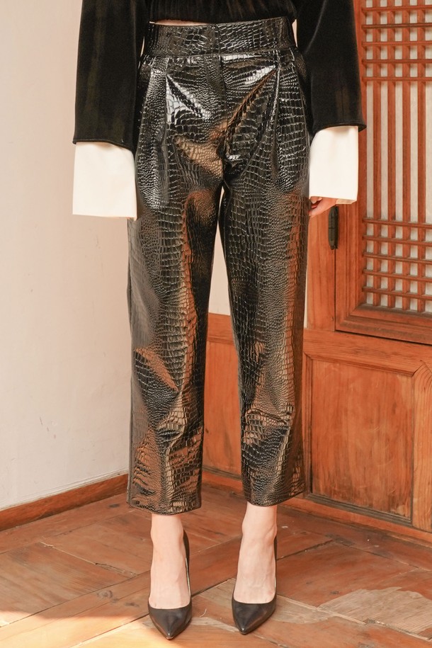 VENTE - 롱/미디팬츠 - [20FW] Patent crocodile 2 tuck crop pants