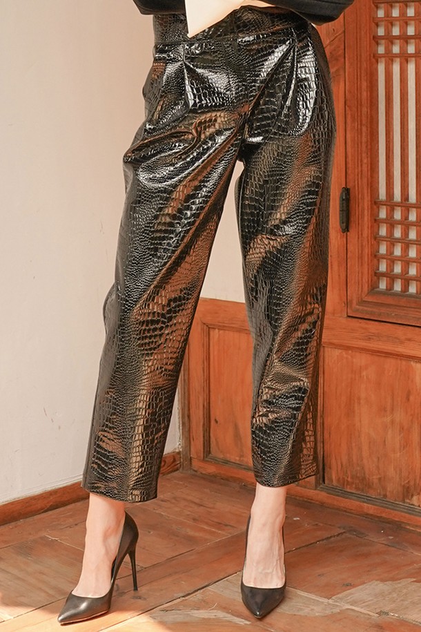 VENTE - 롱/미디팬츠 - [20FW] Patent crocodile 2 tuck crop pants