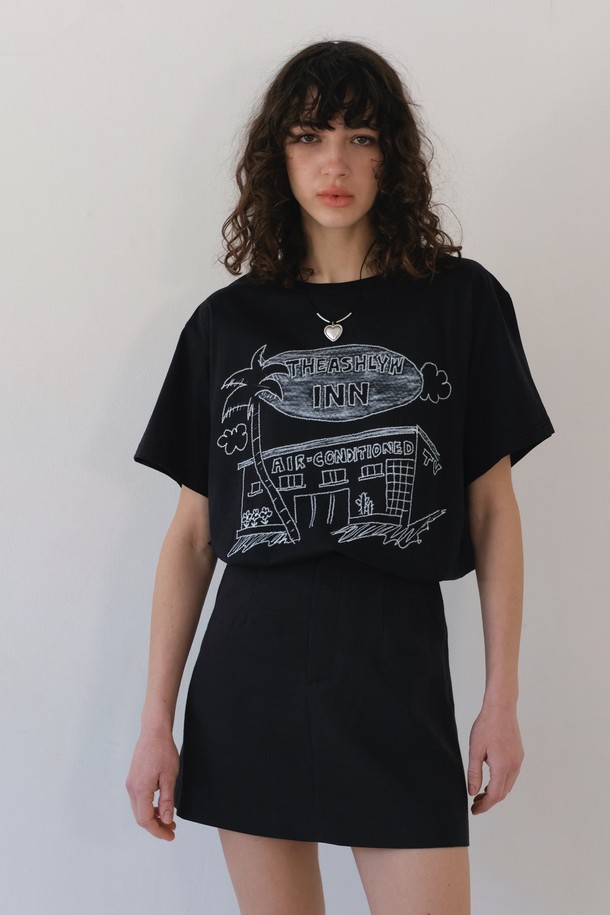 THE ASHLYNN - 반소매 티셔츠 - THEASHLYNN INN T SHIRT_BLACK