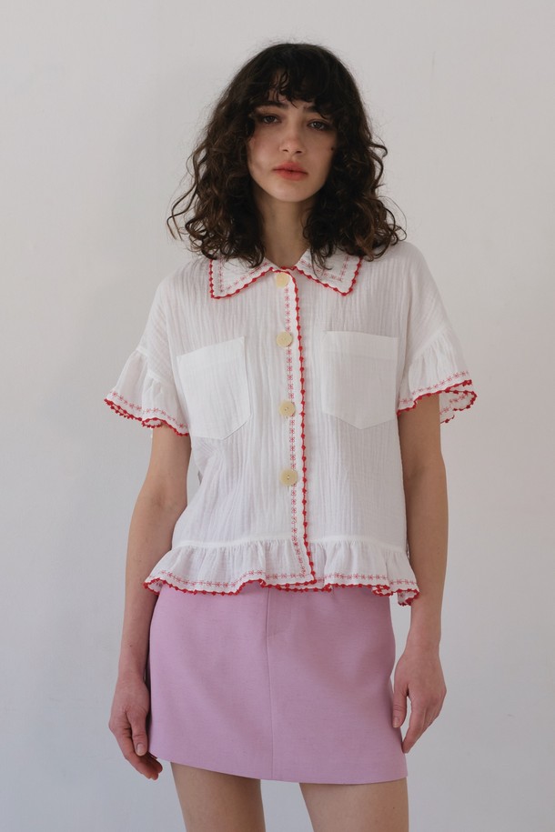 THE ASHLYNN - 블라우스 - ROSIE EMBROIDERED FRILL TOP