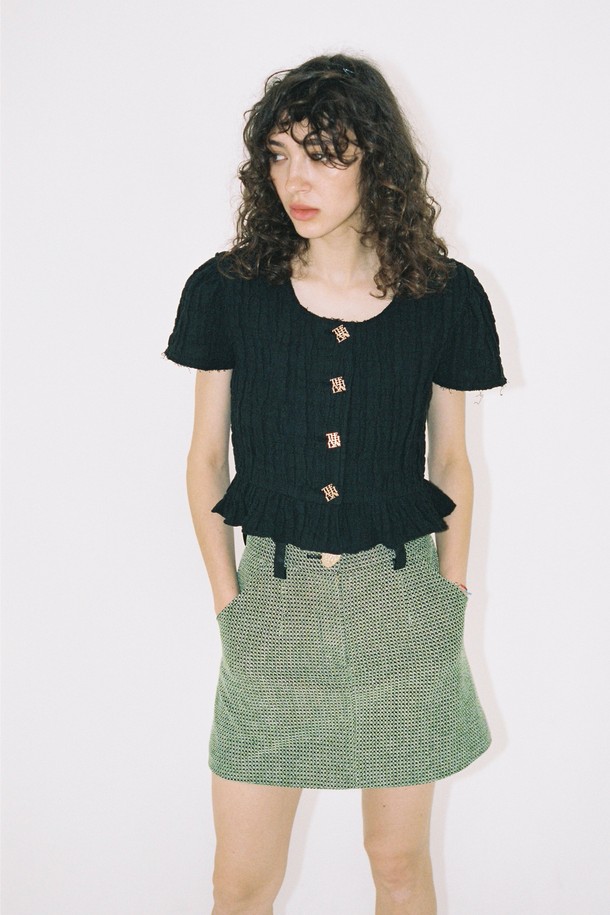 THE ASHLYNN - 블라우스 - STACIE WRINKLED CROP BLOUSE_BLACK