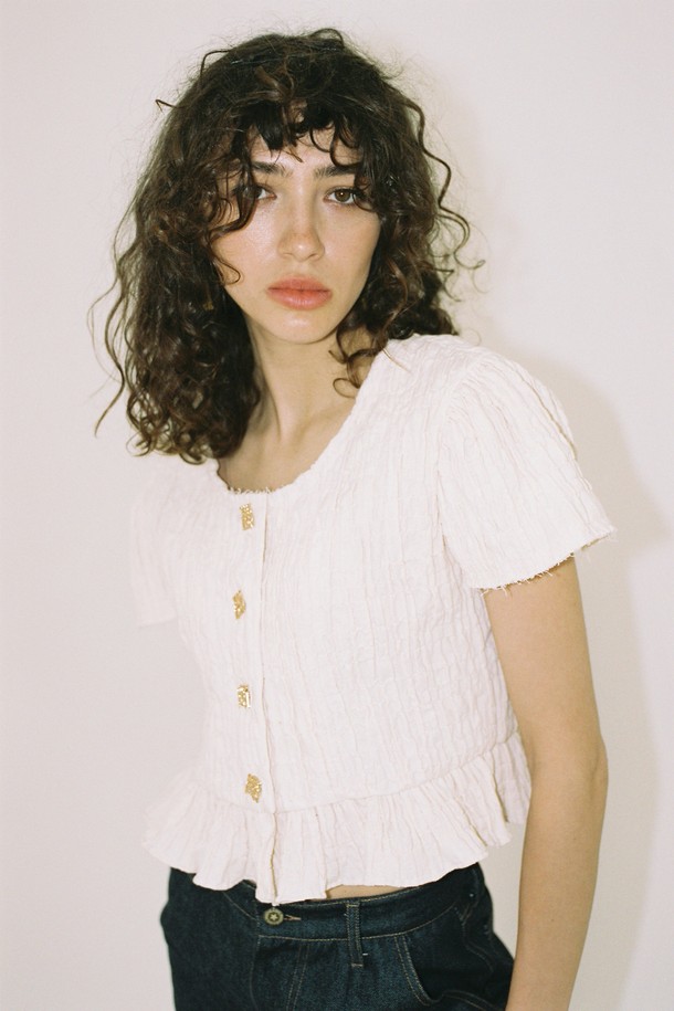 THE ASHLYNN - 블라우스 - STACIE WRINKLED CROP BLOUSE_BEIGE