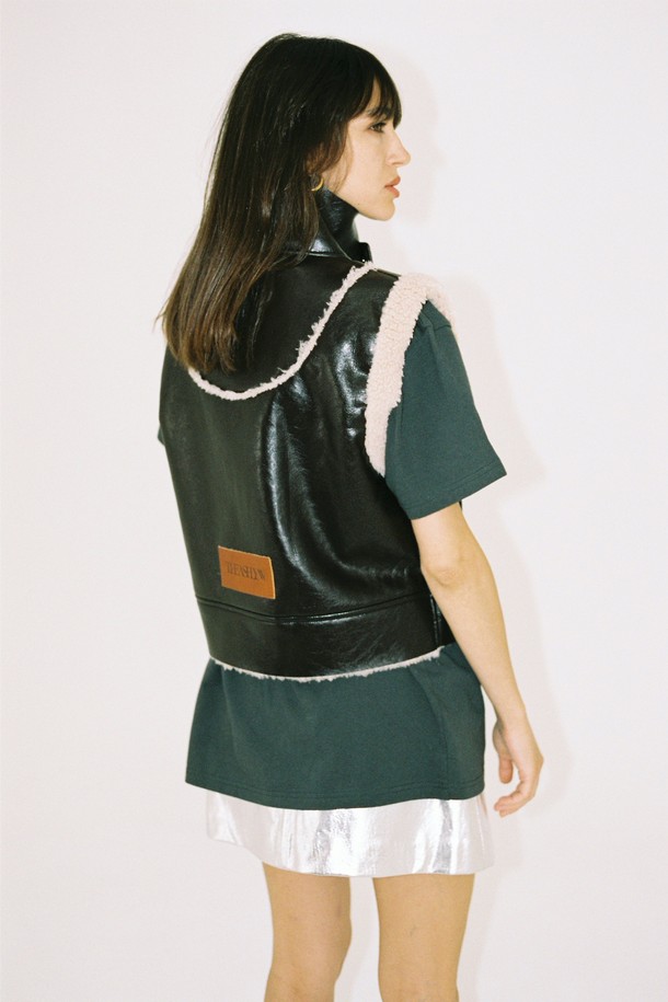 THE ASHLYNN - 베스트 - RORA CROP SHEARLING VEST_BROWN