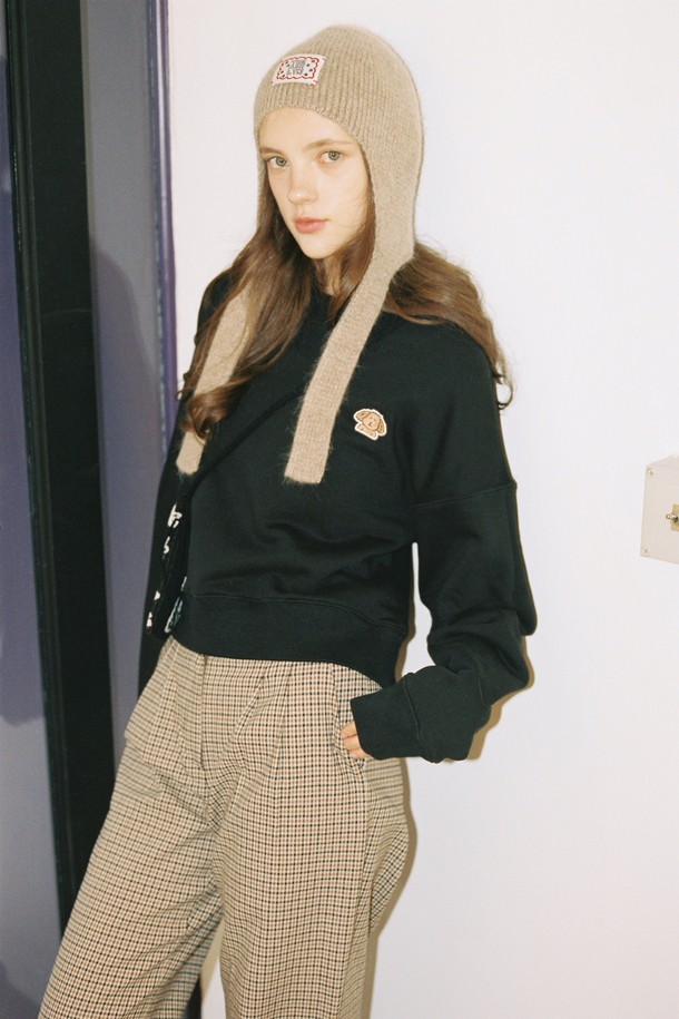 THE ASHLYNN - 긴팔티셔츠 / 후디 - PATCH CROP SWEATSHIRT_BLACK