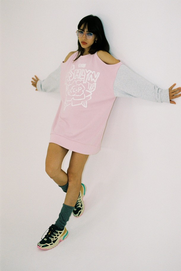 THE ASHLYNN - 스웻셔츠 - SERENA CUTOUT LONG SWEATSHIRT_PINK