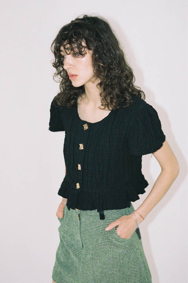 THE ASHLYNN - 블라우스 - STACIE WRINKLED CROP BLOUSE_BLACK