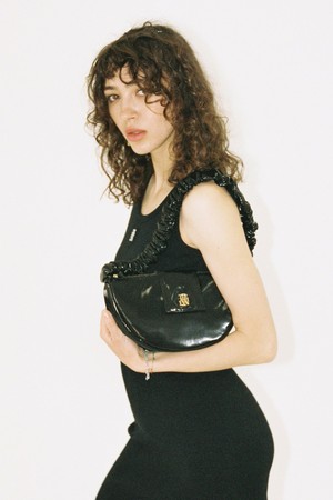 RIRI RUCHED SHOULDER BAG_BLACK