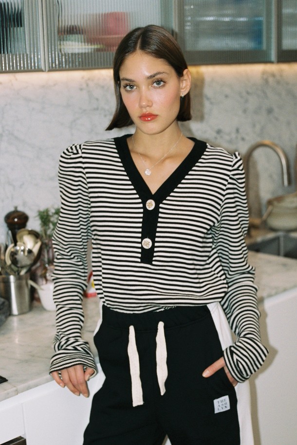 THE ASHLYNN -  - MANNY V NECK TOP_STRIPE BLACK