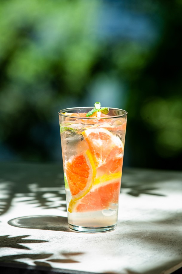 470ml 용량의 [비크릴라] 강화유리컵 CONIL은 아이스커피, 맥주, 온음료 등 다양한 음료를 담기에 좋습니다. 일반 유리 대비 5배 강화된 내구성과 135도 온도차 내열성을 갖춘 강화유리 소재로 제작되었으며, 전자레인지와 식기세척기 사용이 가능하여 편리합니다. 높이 145mm, 지름 86.5mm의 크기로 적층 보관이 용이하며, 100% 재활용 가능한 친환경적인 제품입니다.
