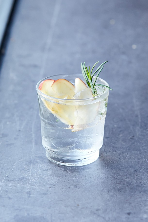 [비크릴라]  스태커블 강화유리컵 ROCKY 280ml는 280ml 용량의 강화유리컵으로, 음료, 커피, 물 등을 담기에 적합합니다. 일반 유리보다 5배 강화된 내구성과 135도의 온도차를 견디는 내열성을 갖춰, 전자레인지와 식기세척기 사용이 가능하며 적층 보관이 용이합니다. 심플한 디자인의 스태커블 형태로 제작되었으며, 파손 시 작은 조각으로 분리되어 안전하며, 전면 강화 처리와 내충격성을 갖추었습니다. (테두리 곡선, 기포, 주름/스크래치, 바닥 내부 경사 등의 제품 상태는 있을 수 있습니다.)
