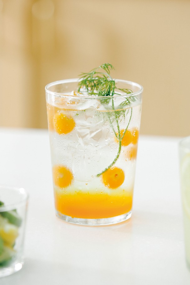 [비크릴라] 강화유리컵 SIDRA (500ml)는 심플하고 세련된 디자인으로, 아이스 커피, 청량 음료, 뜨거운 음료 등 다양한 음료를 즐기기에 적합합니다. 일반 유리컵보다 5배 강도가 높고, 135도의 열 차이를 견딜 수 있어 내구성이 뛰어납니다. 또한, 전자레인지 및 식기세척기 사용이 가능하며, 포개쌓기가 가능하여 실용성을 더했습니다. 강화유리 소재로 제작되어 파손 시 작은 조각으로 분리되어 안전하게 사용할 수 있습니다. 림 부분의 줄무늬, 미세 기포, 컵 내부 바닥 기울기가 특징이며, 일반 강화유리보다 15% 경량화되어 더욱 편리합니다.
