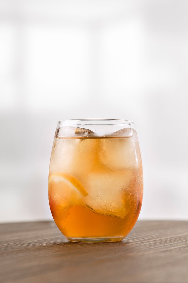 [비크릴라] 강화유리컵 SYRAH 470ml는 내구성과 내열성이 뛰어난 강화유리 소재로 제작되어 안심하고 사용할 수 있습니다. 투명한 색상의 470ml 용량으로 음료를 담기에 적합하며, 주방에서 다양한 용도로 활용하기 좋습니다. 식기세척기와 전자레인지 사용이 가능하여 편리함을 더했습니다.
