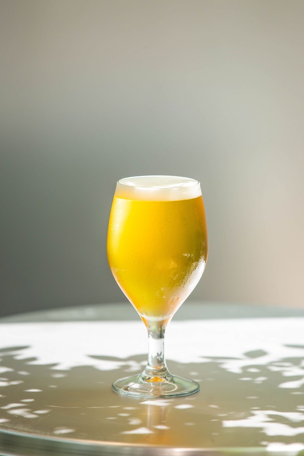 [비크릴라] 강화유리 와인잔 BARLEY 440ml는 135°C의 내열 온도차를 견디는 강화유리로 제작되어 내구성이 뛰어나며, 440ml 용량으로 고도수 음료, 맥주, 뜨겁거나 차가운 음료를 즐기기에 적합합니다. 일반 유리보다 5배 강하고 일반 강화유리 대비 15% 가벼우며, 전자레인지, 식기세척기 사용이 가능하고 파손 시 작은 조각으로 분리되어 안전하게 사용할 수 있습니다. 고블렛 스타일의 투명한 디자인으로, 테두리 곡선과 미세 돌기, 기포 등 제조 과정에서 나타날 수 있는 자연스러운 변화가 특징입니다.
