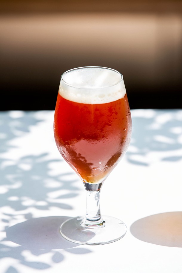 [비크릴라] 강화유리 와인잔 BARLEY 350ml는 고도수 맥주 및 다용도 음료를 즐기기에 적합한 고블렛 스타일의 와인잔입니다. 일반 유리보다 5배 강화된 강화유리로 제작되어 135도의 온도차를 견디며, 식기세척기 및 전자레인지 사용이 가능하여 편리합니다. 높이 170mm, 하단 지름 69mm이며, 적층 가능하여 보관이 용이합니다.
