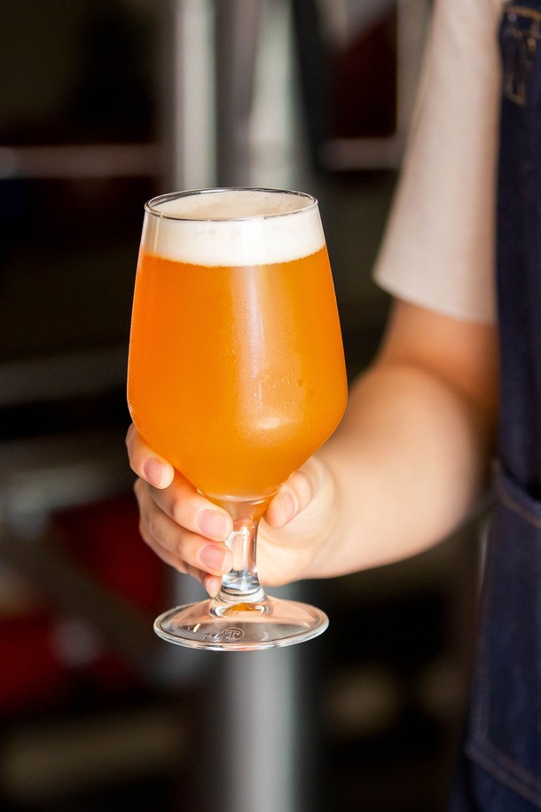 [비크릴라] 강화유리 고블렛잔 ABADIA 420ml는 420ml 용량의 모던한 디자인 고블렛잔입니다. 강화유리 소재로 제작되어 일반 유리 대비 5배 강하며, 135도 온도차를 견디는 내열성을 갖춰 전자레인지와 식기세척기 사용이 가능합니다. 각진 실루엣과 넓은 입구, 인체공학적 그립감으로 맥주, 커피, 음료 등 다양한 음료를 즐길 수 있으며, ISO 인증을 받은 제품입니다.
