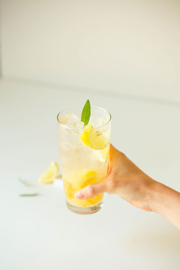 세련된 곡선 디자인의 [비크릴라] 강화유리컵 SEIRA 470ml는 135도의 급격한 온도 변화에도 견디는 내열성을 자랑하며, 내구성이 뛰어나 전자레인지 사용도 가능합니다. 일반 유리보다 5배 강하며 전체 강화 처리로 안전성을 높였고, 가볍고 매끄러운 통바디 디자인은 음료의 맛과 향을 더욱 돋보이게 합니다. 일반 음료는 물론, 뜨거운 음료까지 안심하고 즐길 수 있는 실용적인 제품입니다. (제품 특이사항: 제조 과정에서 기포, 주름, 스크래치, 기울기, 초기 뿌연 현상이 발생할 수 있습니다.)
