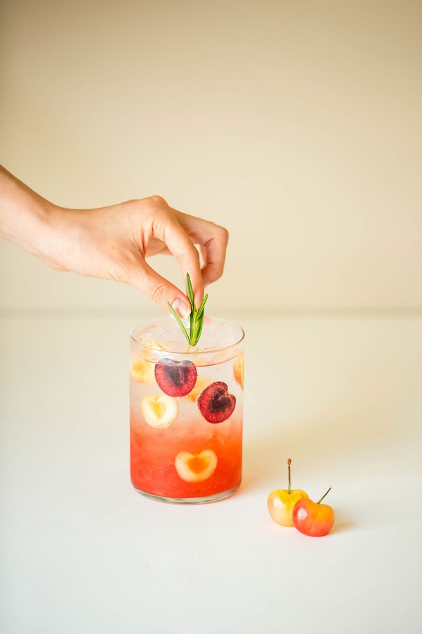 [비크릴라] 강화유리컵 JERTE는 470ml 용량의 주방용 유리컵입니다. 강화유리 소재로 일반 유리 대비 5배 강화되었으며, 135도 온도차에도 안전하고 전자레인지와 식기세척기 사용이 가능합니다. 심플한 직선형 디자인에 넓은 입구를 가지고 있으며, 아이스커피, 에이드, 주스 등 다양한 음료를 담기에 적합합니다.
