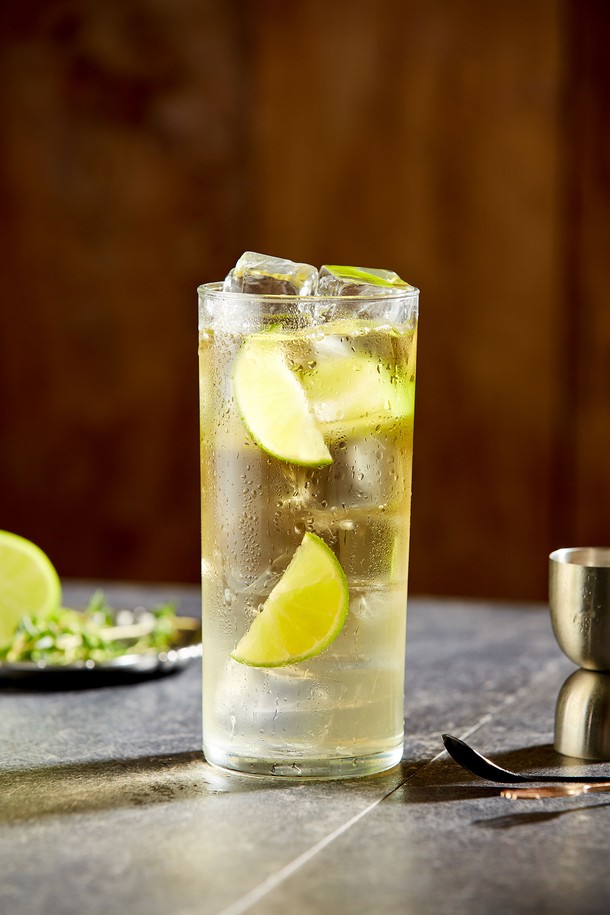 [비크릴라] 강화유리컵 JERTE H는 500ml 용량의 주방 유리컵으로, 일반 유리 대비 5배 강화된 내구성을 자랑하며 135도 온도차에도 안전합니다. 전자레인지와 식기세척기 사용이 가능하며, 파손 시 작은 조각으로 분리되어 안전성을 더했습니다. 높이 161mm, 지름 73.5mm의 이 컵은 직선형 몸체와 세련된 높이감을 가진 심플한 스타일로, 아이스커피, 에이드, 하이볼 등 다양한 카페 음료를 즐기기에 적합하며 적층 보관도 용이합니다.
