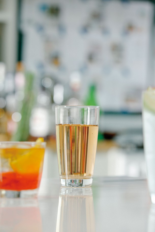 [비크릴라] 강화유리컵 SEIRA 420ml는 420ml 용량의 강화유리컵으로, 135도의 온도차를 견디는 내열성과 전자레인지, 식기세척기 사용이 가능한 실용적인 제품입니다. 일반 유리 대비 5배 강화된 내구성과 파손 시 작은 조각으로 분리되는 안전성을 갖췄으며, 곡선형 바디와 인체공학적 디자인으로 편안한 그립감을 제공합니다. 핫/콜드 음료 모두 사용 가능하며, 높이 140.5mm, 지름 79mm의 적층 가능한 실용적인 디자인입니다.
